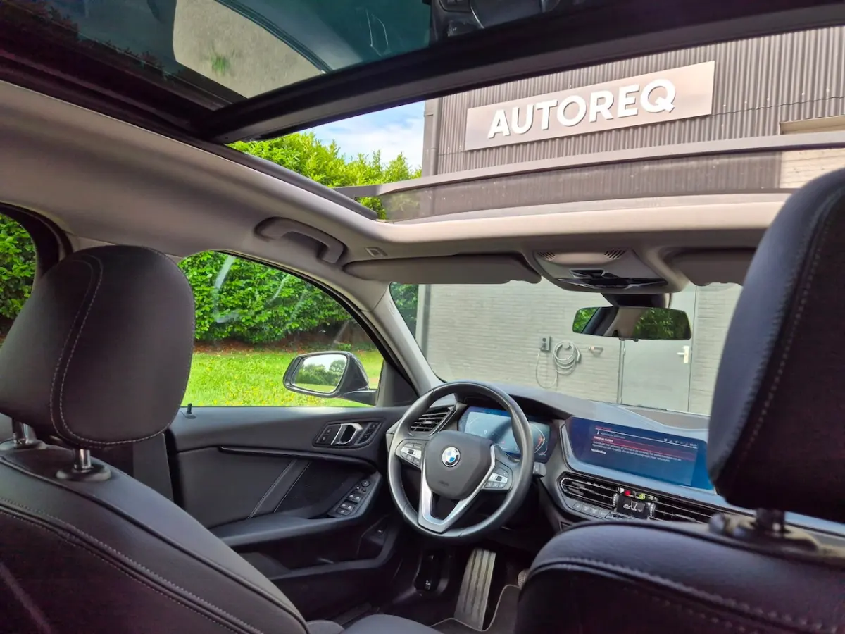 118i - Panoramadak - Memorystoel - Stoelverwarming - Adapt Cruise - Camera - CarPlay - Inc