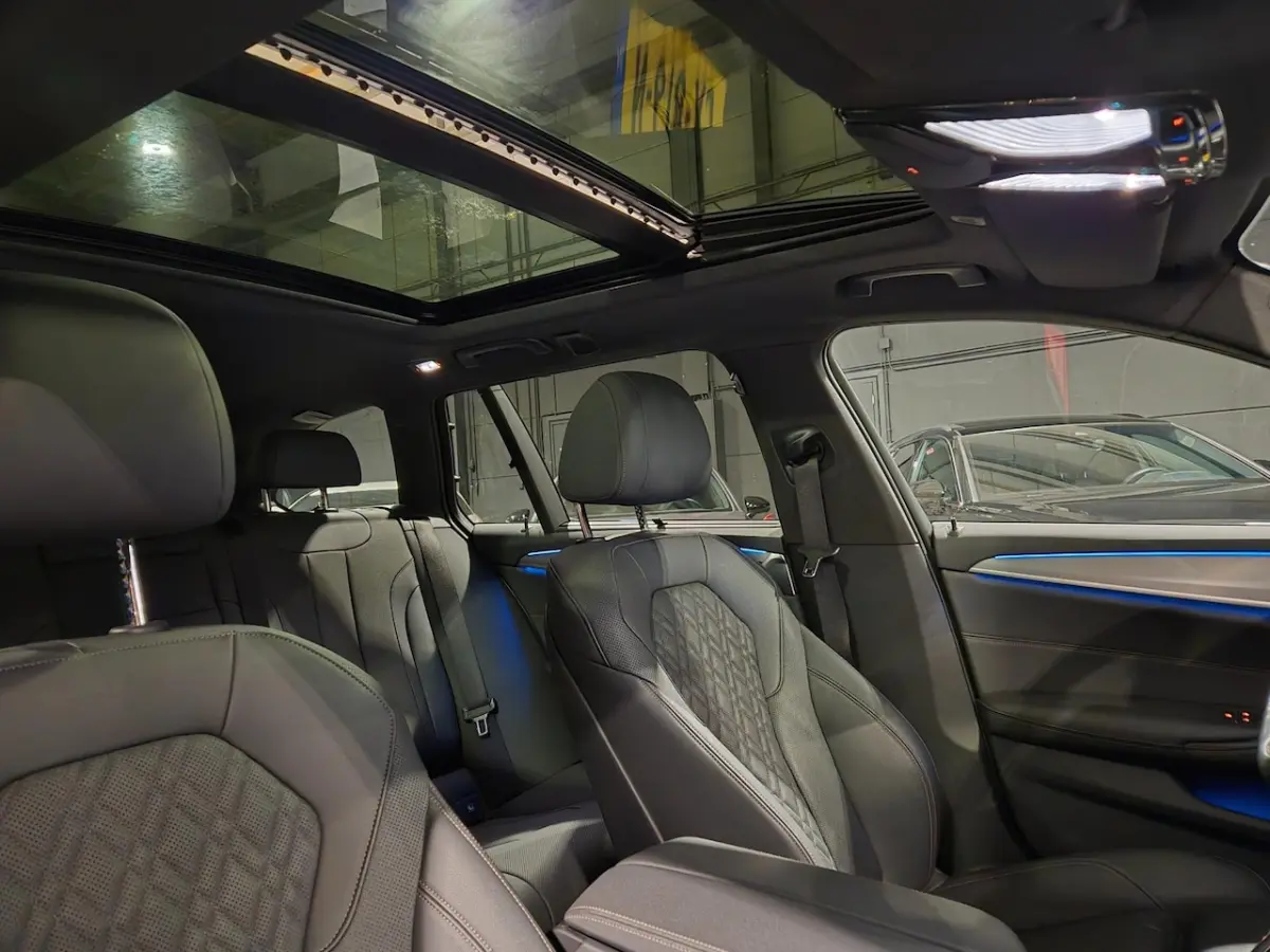 530e Business Edition Plus M-Sport - Panoramadak - Leder - LED - Stoel en Stuurverw - Incl