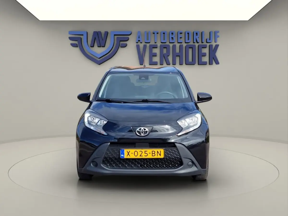 1.0 VVT-i MT Play NL Auto - All Season Banden - Carplay