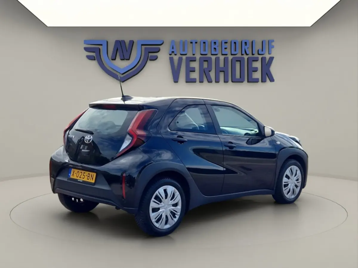 1.0 VVT-i MT Play NL Auto - All Season Banden - Carplay