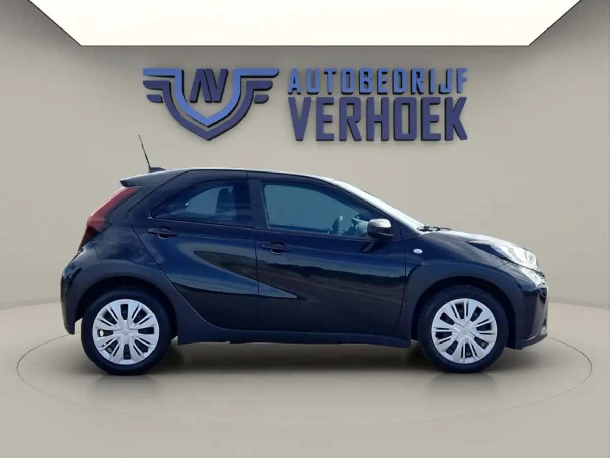 1.0 VVT-i MT Play NL Auto - All Season Banden - Carplay
