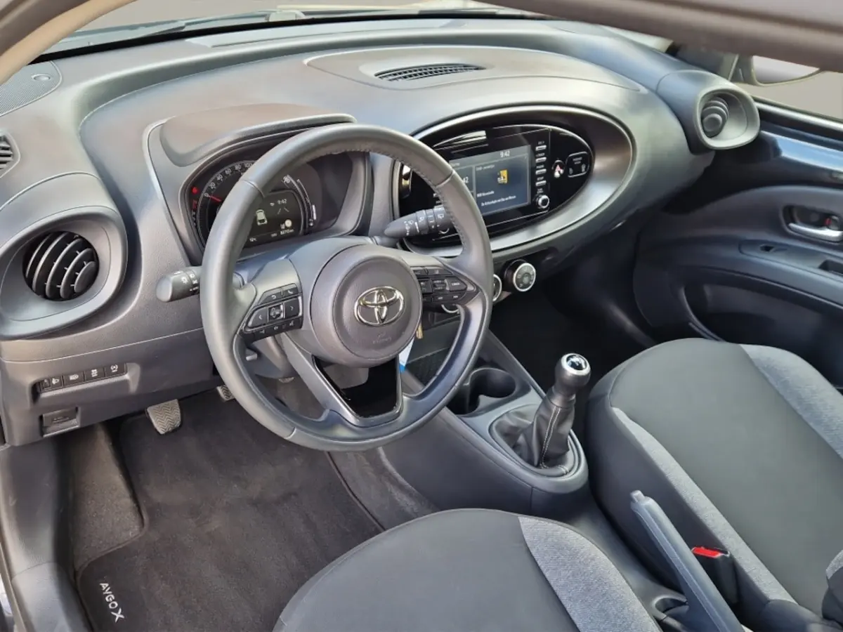 1.0 VVT-i MT Play NL Auto - All Season Banden - Carplay