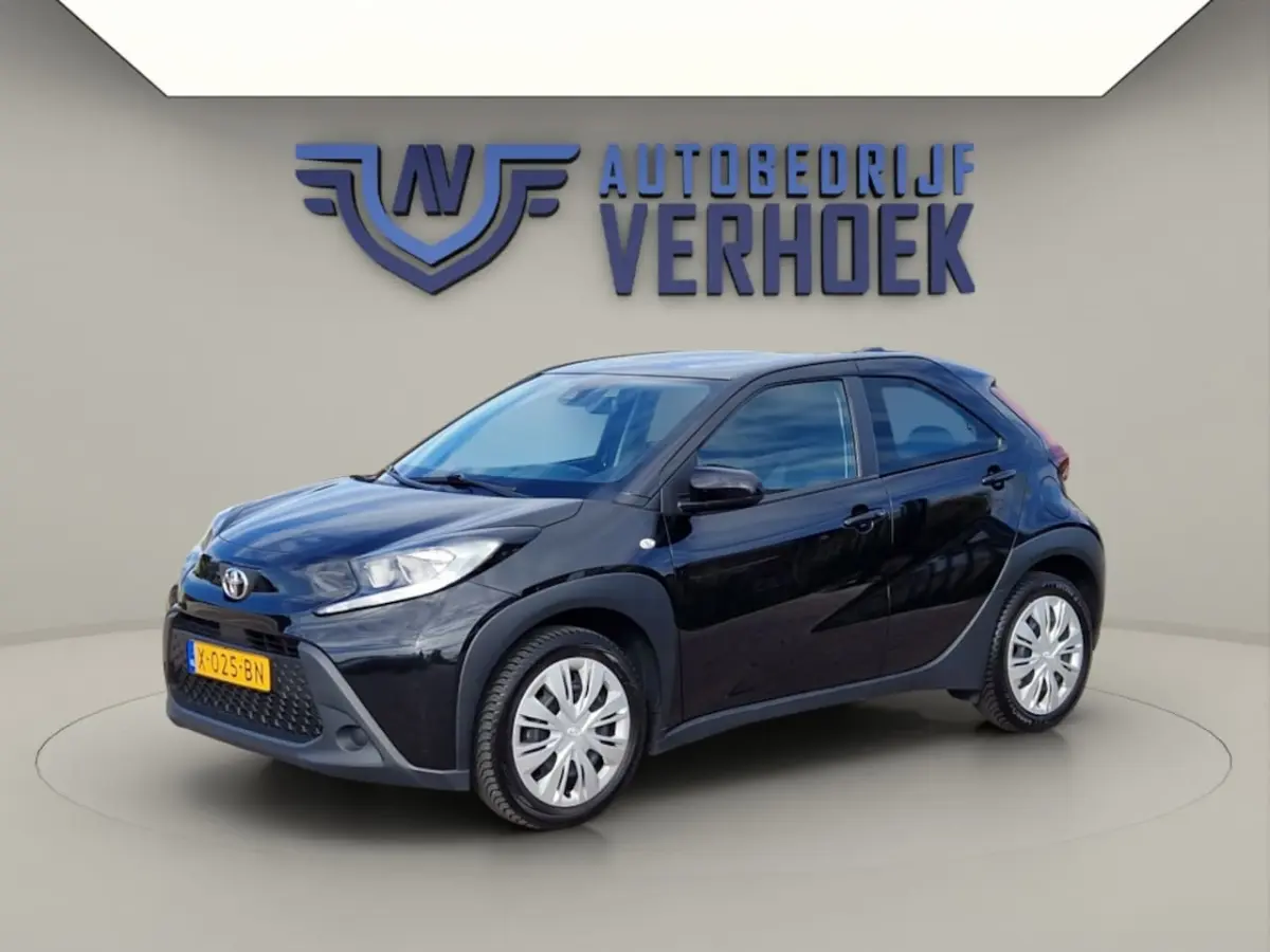 1.0 VVT-i MT Play NL Auto - All Season Banden - Carplay