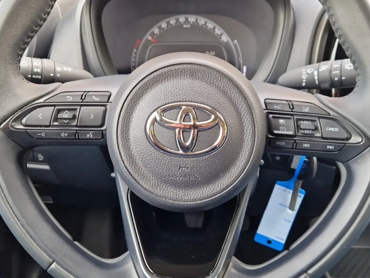 1.0 VVT-i MT Play NL Auto - All Season Banden - Carplay