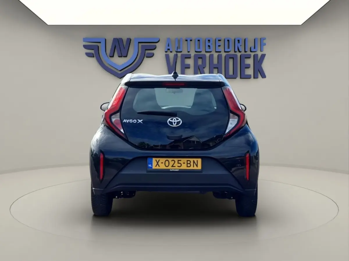 1.0 VVT-i MT Play NL Auto - All Season Banden - Carplay