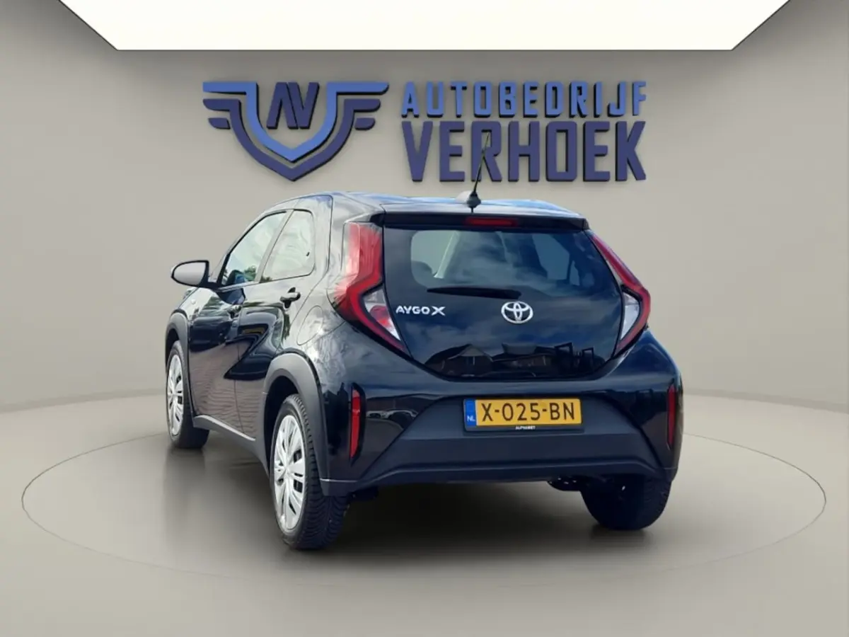 1.0 VVT-i MT Play NL Auto - All Season Banden - Carplay