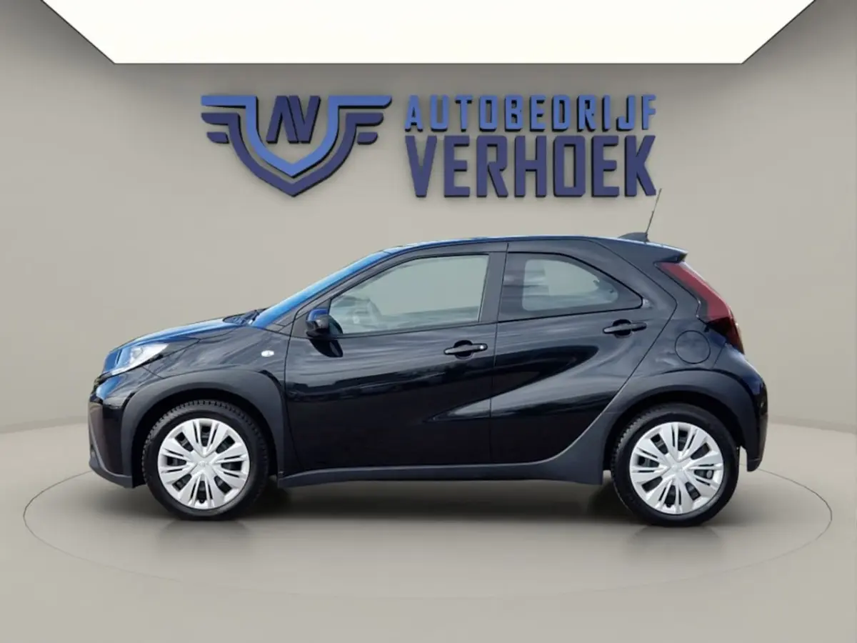 1.0 VVT-i MT Play NL Auto - All Season Banden - Carplay
