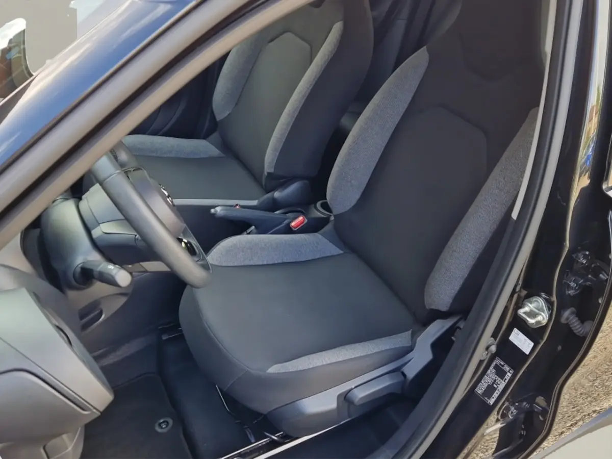 1.0 VVT-i MT Play NL Auto - All Season Banden - Carplay