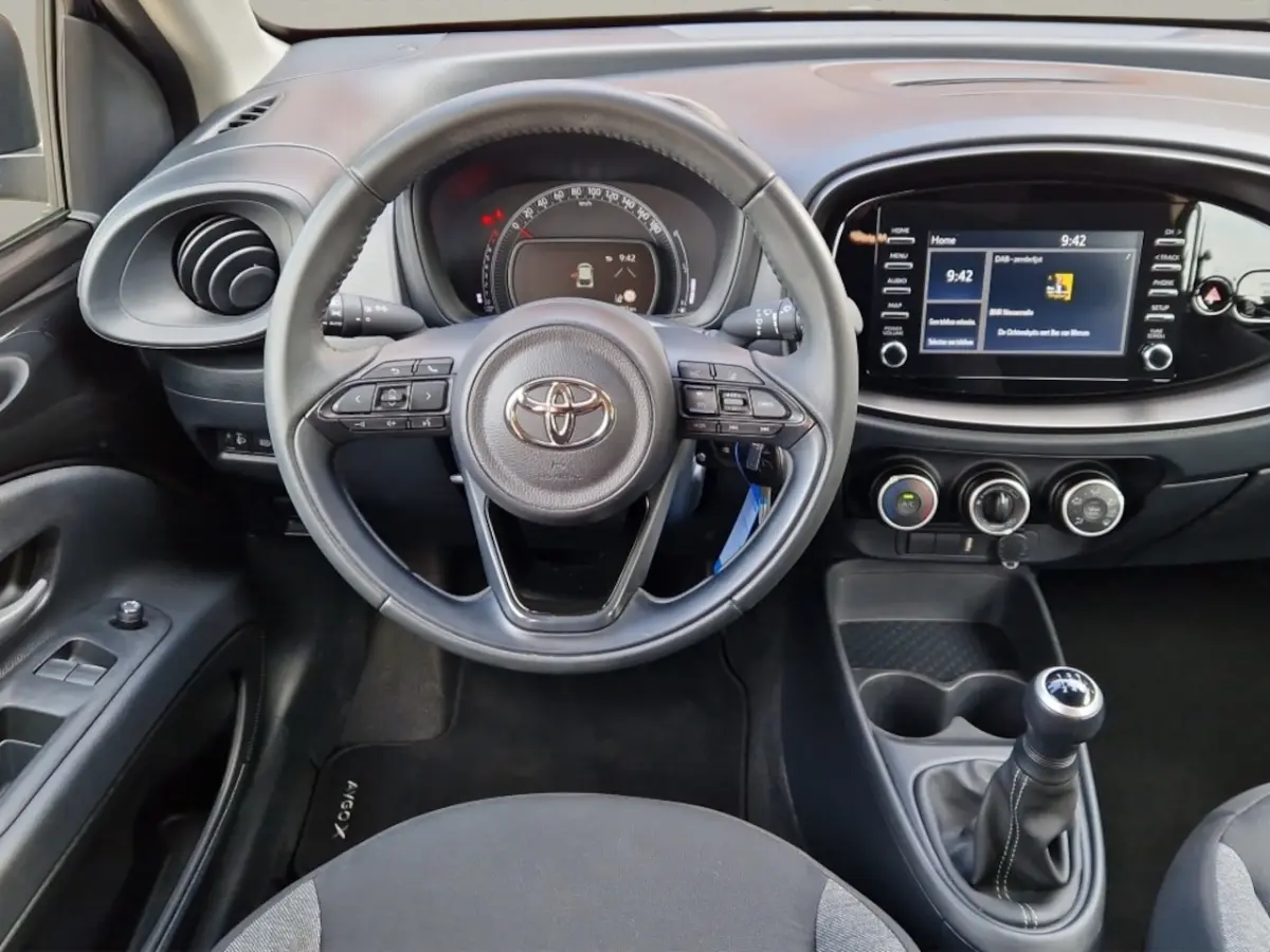 1.0 VVT-i MT Play NL Auto - All Season Banden - Carplay
