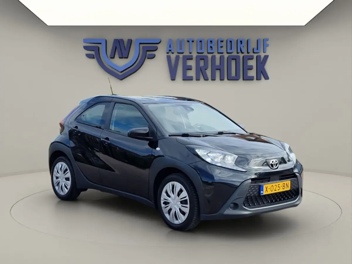 1.0 VVT-i MT Play NL Auto - All Season Banden - Carplay