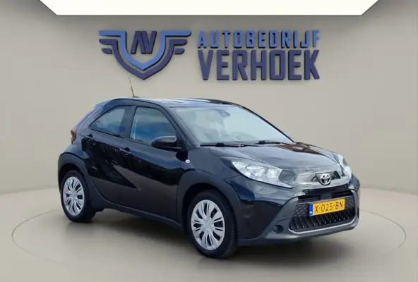 1.0 VVT-i MT Play NL Auto - All Season Banden - Carplay