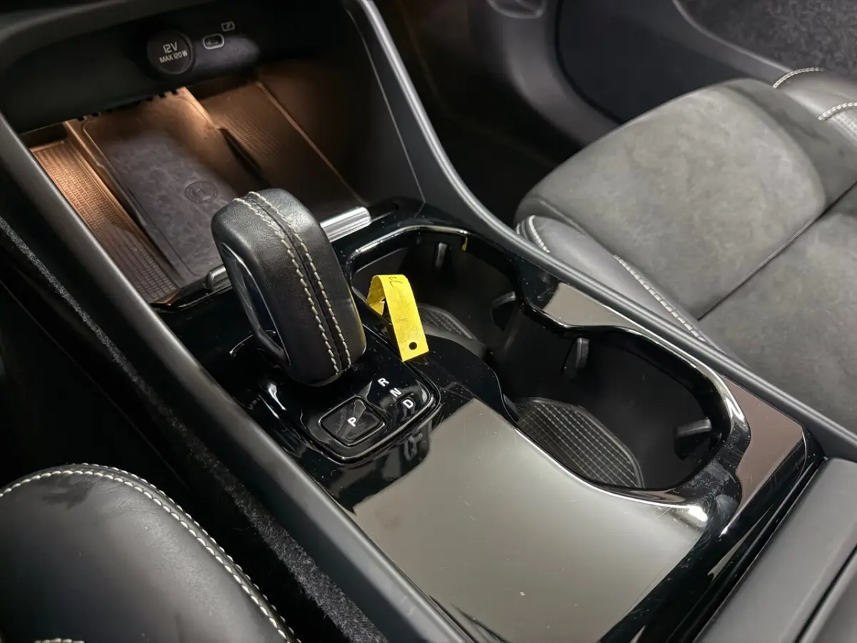 Recharge P8 AWD R-Design | Pano | Harman Kardon | BLIS | IntelliSafe Pro | Google | Keyles