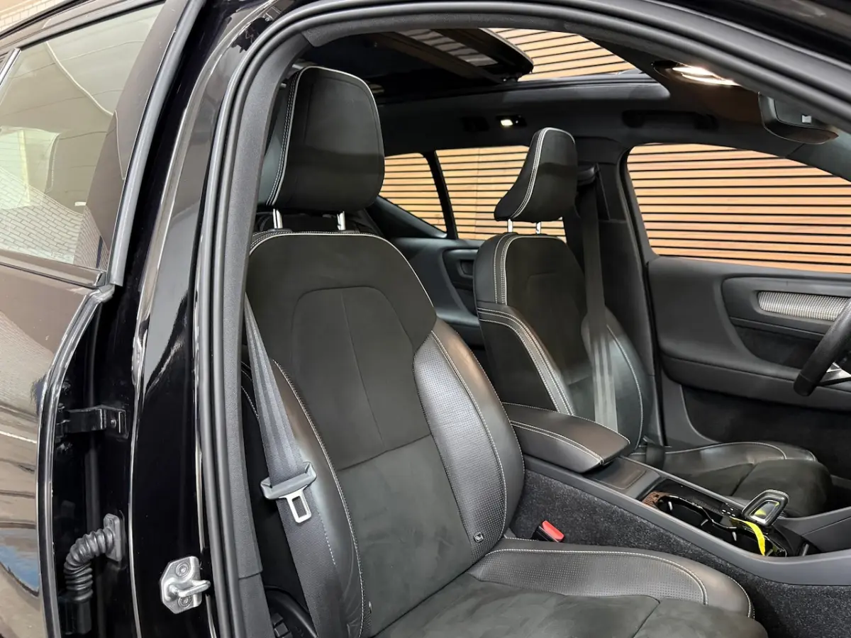 Recharge P8 AWD R-Design | Pano | Harman Kardon | BLIS | IntelliSafe Pro | Google | Keyles