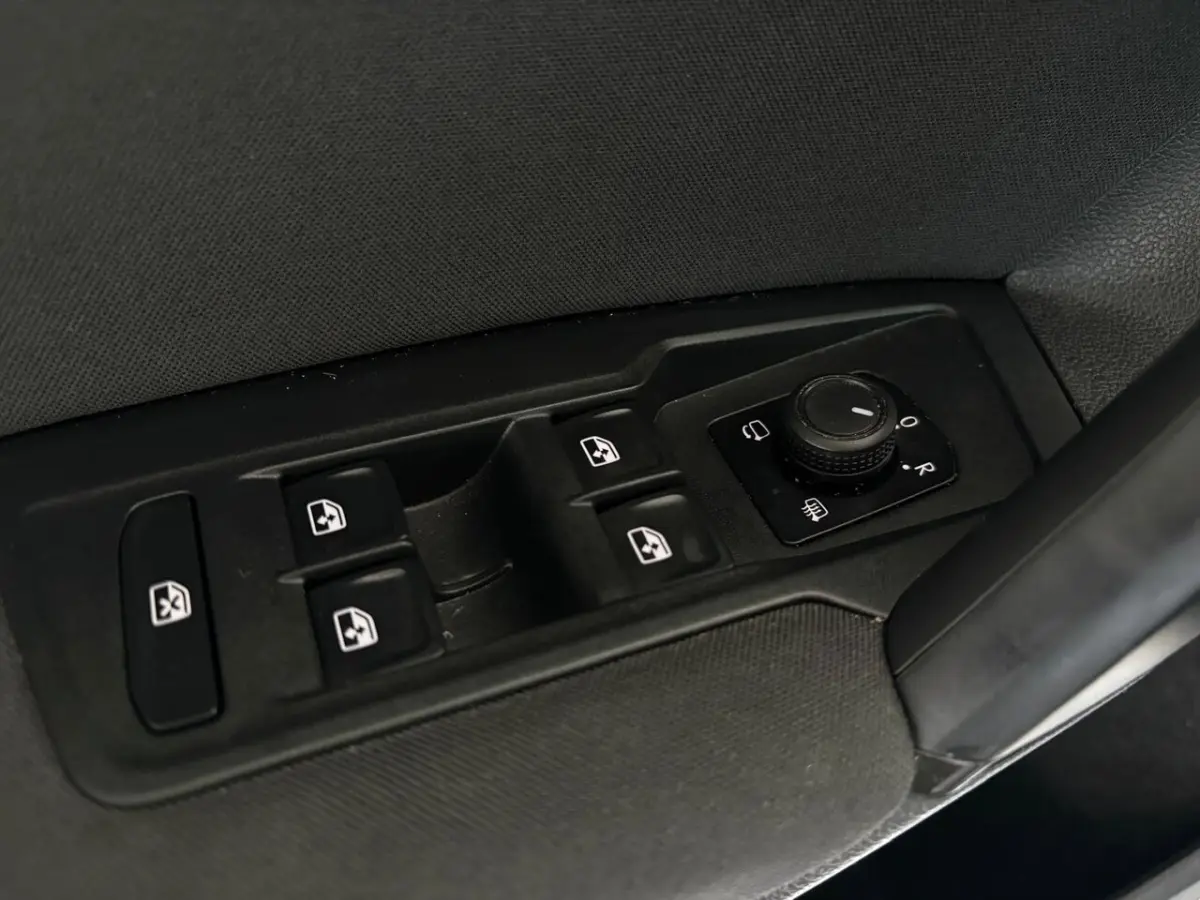 2.0 TDI Life Business | Camera | Navi | LMV | LED | Climate | Adaptive Cruise | Dealer Ond