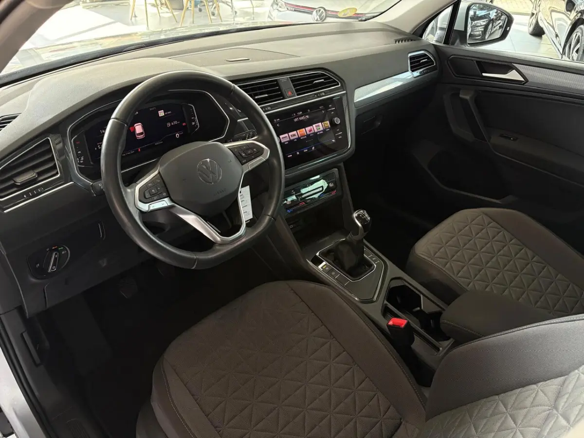 2.0 TDI Life Business | Camera | Navi | LMV | LED | Climate | Adaptive Cruise | Dealer Ond